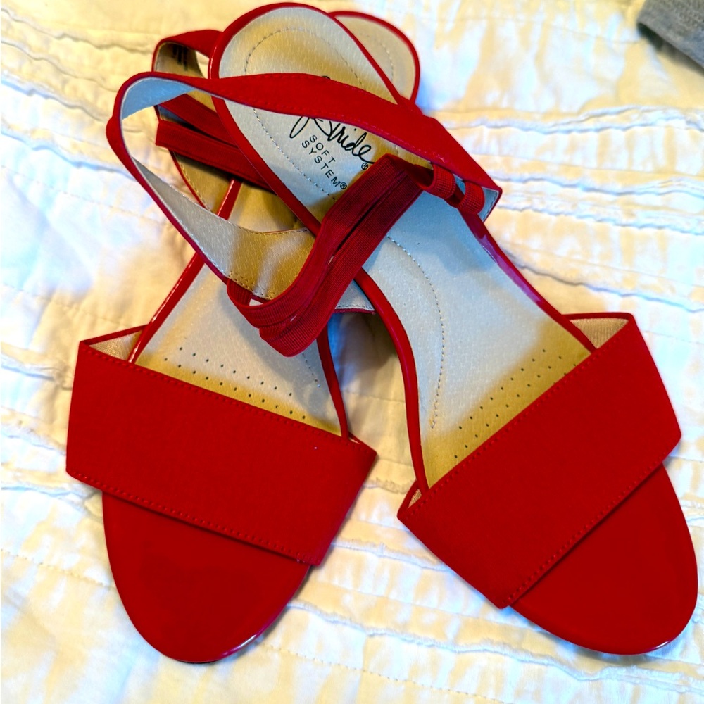Life stride Red sandals LIKE NEW
Size 9m